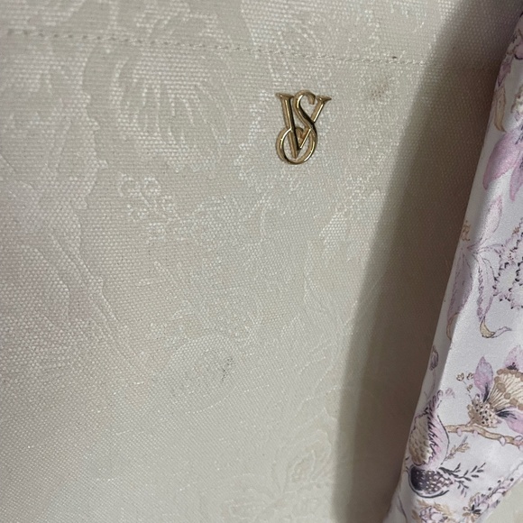 VICTORIA'S SECRET OFF WHITE BAG W/ PURPLE FLORAL SCARF NEW WITH TAGS "FLAW" - Picture 16 of 16